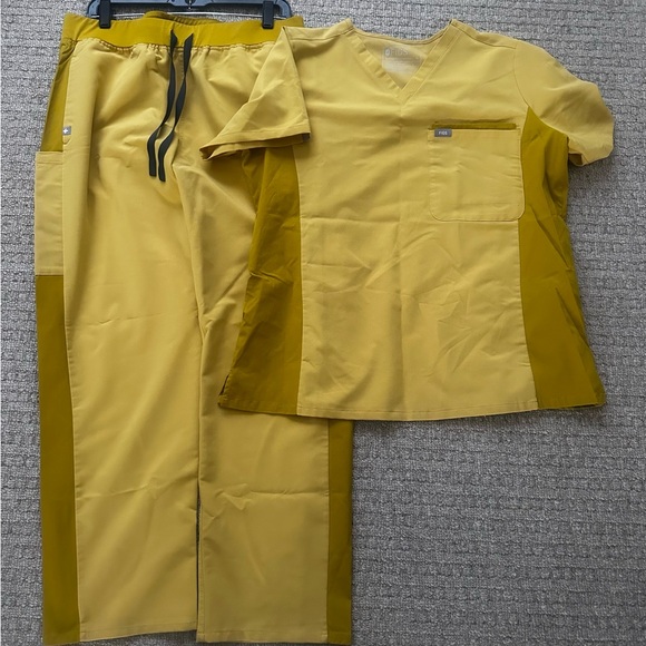FIGS 2pc Technical Collection Scrub Set Two Tone Yellow L/P Pants XL Top NWOT - Picture 1 of 9